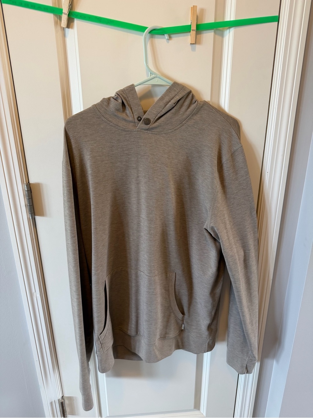 Vuori Men's Hoodie in Taupe Heather